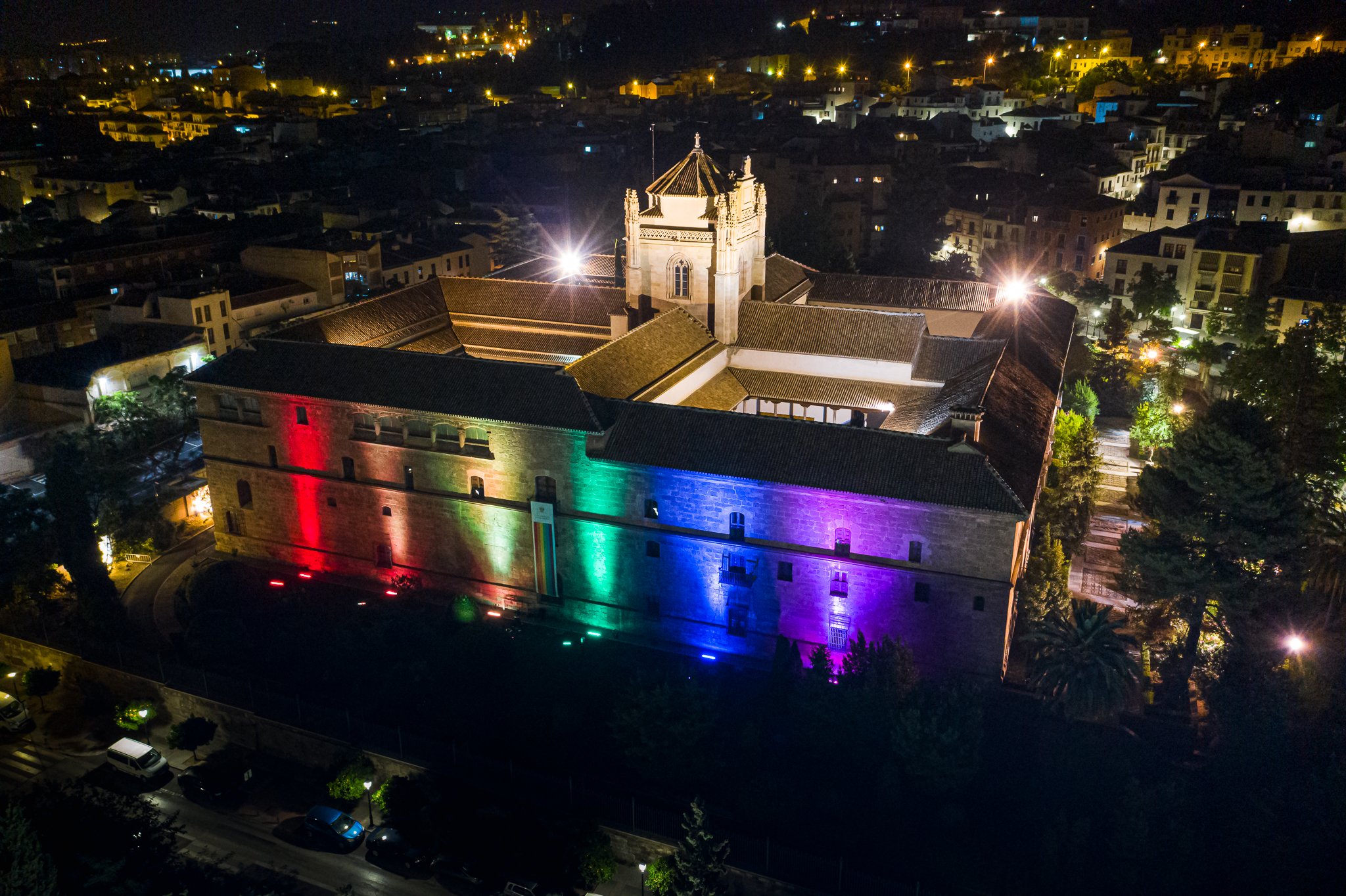 El Hospital Real se ilumina con la bandera arcoris 