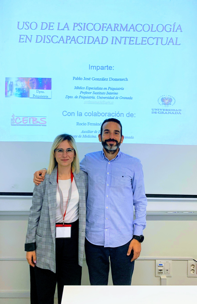  Prof.Pablo González Domenech y la estudiante de Medicina Rocío Fernández. 