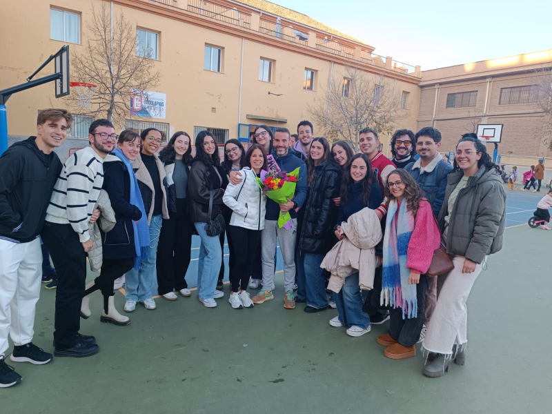 Estudiantes de la promoción sorprendiendo al Prof. González